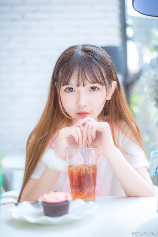 “等等，他不能走！我等……”众人一看刘璋就这么被人带走了，而且丝毫没有在意他们的意思，这怎么行，一名士族带着家丁想要阻拦刘璋车架。
